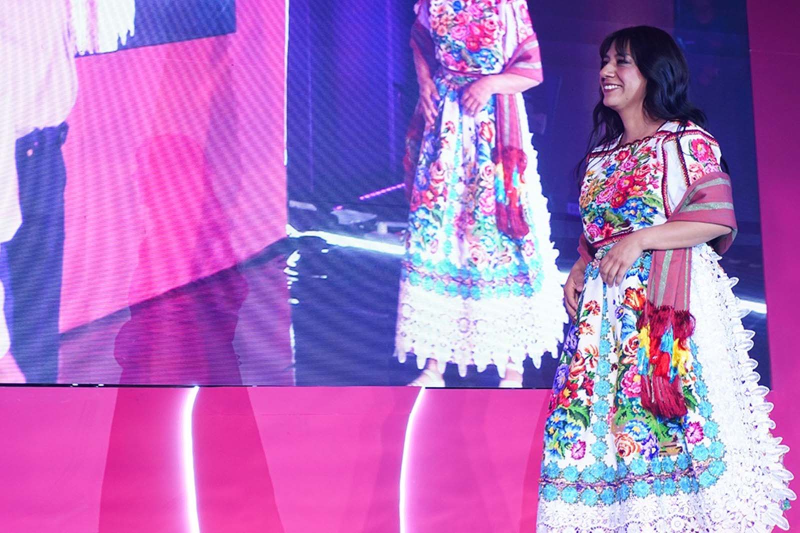 Martha Ramón caminando en el escenario en el Premio Emprendedores 2024 Yastás.