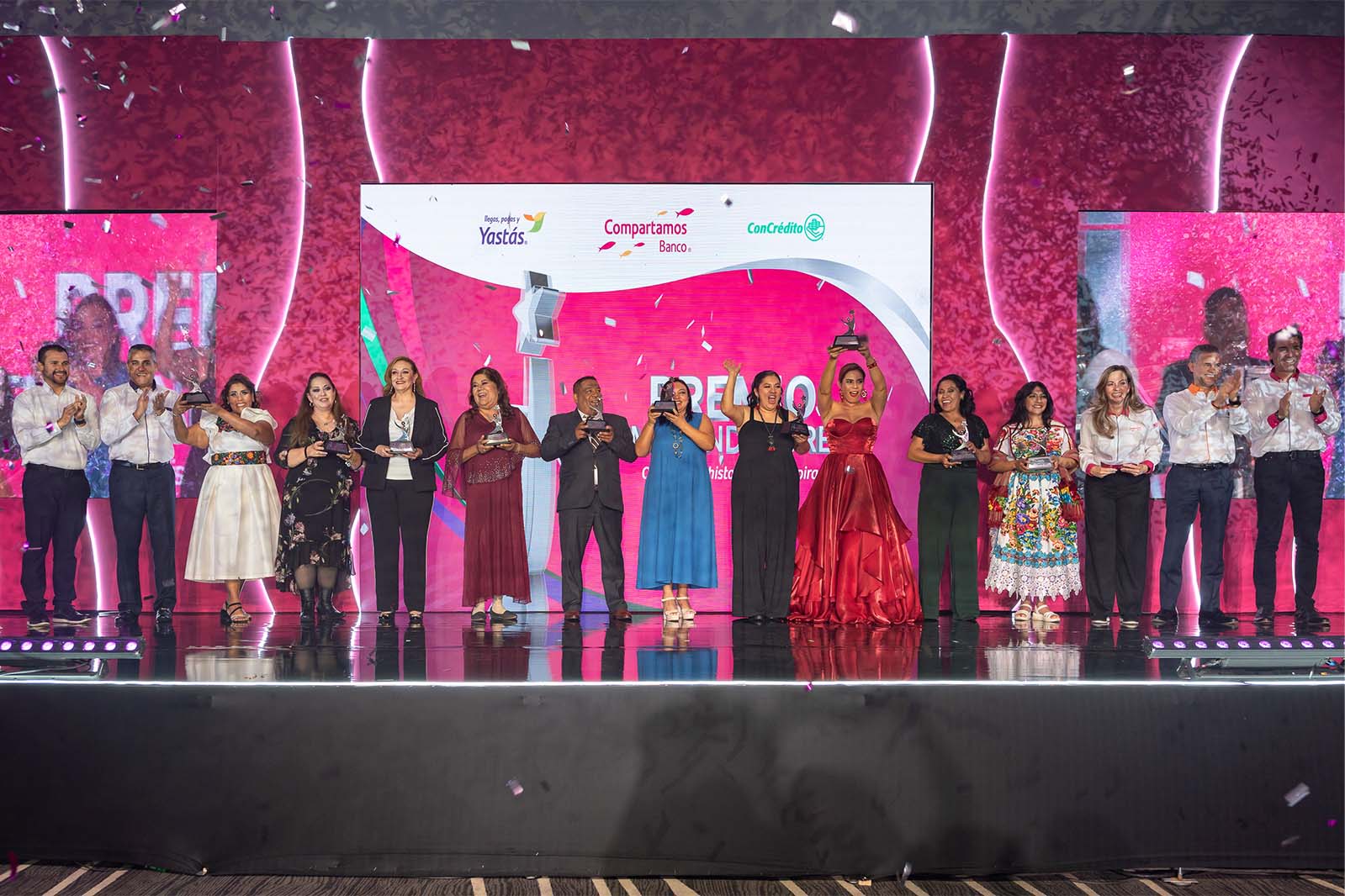 Martha Ramón posando junto a otros ganadores en el escenario del Premio Emprendedores 2024 Yastás.