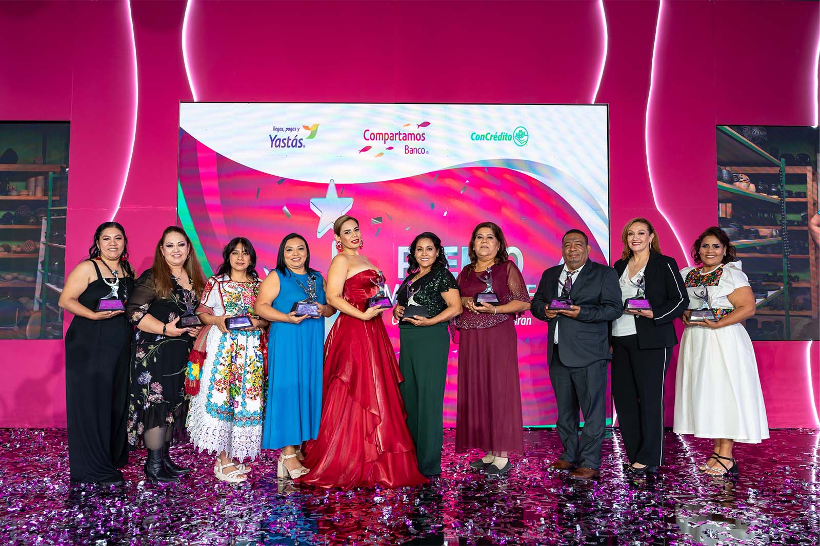 Foto grupal de Martha Ramón y demás premiados, con los trofeos en el Premio Emprendedores 2024 Yastás.